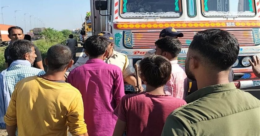 नाबालिग छात्रा को अगवा करने की नाकाम कोशिश,युवक-युवती को ग्रामीणों ने खंभे से बांधकर पीटा