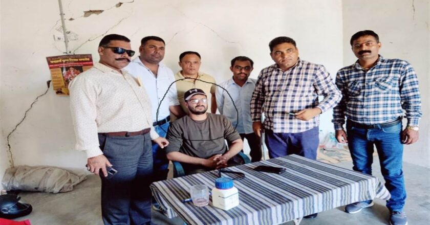 पटवारी को रिश्वत लेते लोकायुक्‍त टीम ने रंगेहाथ पकड़ा