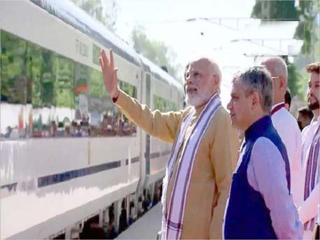 हिमाचल प्रदेश: PM मोदी ने ऊना से देश को दी चौथी वंदे भारत एक्सप्रेस ट्रेन, हरी झंडी दिखाकर किया रवाना