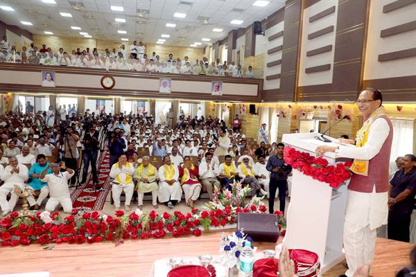 भारत, संपूर्ण विश्व को शाश्वत शांति के पथ का दिग्दर्शन कराएगा : मुख्यमंत्री चौहान