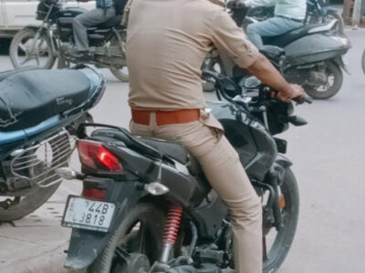 उज्जैन में बिना हेलमेट वाहन चालाने वाले पुलिसकर्मियों के काटे चालान