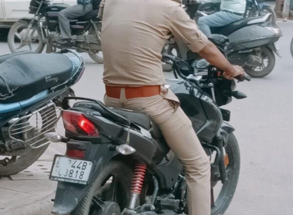 उज्जैन में बिना हेलमेट वाहन चालाने वाले पुलिसकर्मियों के काटे चालान