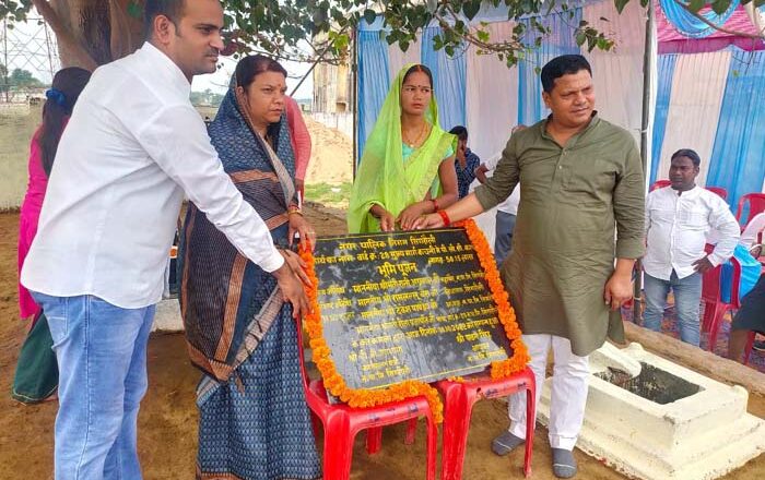 महापौर ने पॉच लाख के लागत से निर्मित पी.सी.सी सड़क का किया शिलान्यास