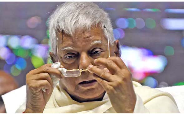 इलाज के लिए सिंगापुर पहुंचे लालू यादव, बेटी रोहिणी यादव एयरपोर्ट पर लेने पहुँची