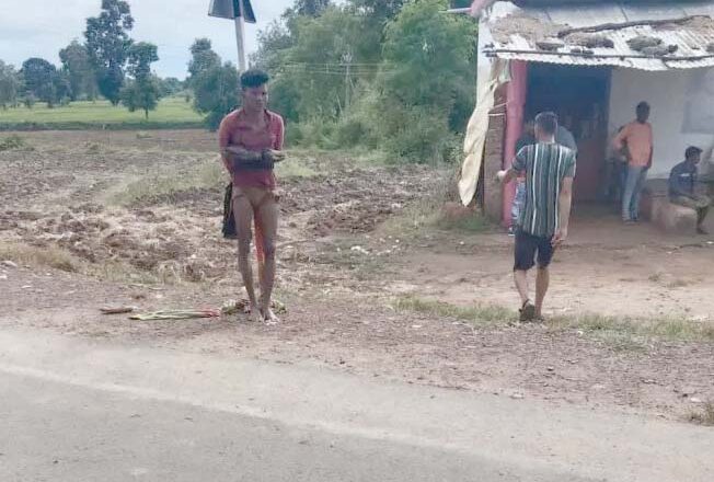 मझगवां में मासूम से दुष्कर्म करने वाले आरोपित की खंबे से बांधकर ग्रामीणों ने की पिटाई