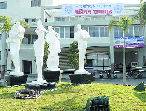 नेताओं को समारोह से फुर्सत नहीं,2 महीने पहले बने चैंबर में बैठे कैसे