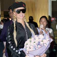 पेरिस हिल्टन फैंस संग खुद लेने लगीं तस्वीरें