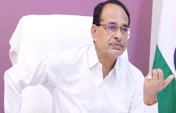 खाद संकट पर नाराज सीएम ने अफसरों को लगाई फटकार, प्रेजेंटेशन देखने से किया इंकार