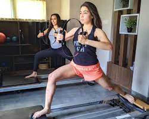सारा अली खान ने ट्रेनर के साथ किया वर्कआउट