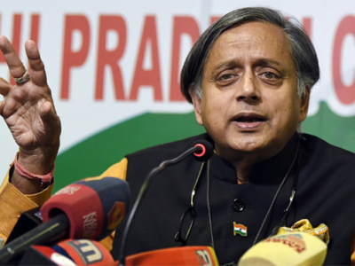 थरूर बोले-मैं परिवर्तन का उम्मीदवार हूं और खड़गे नेतृत्व के नेता।