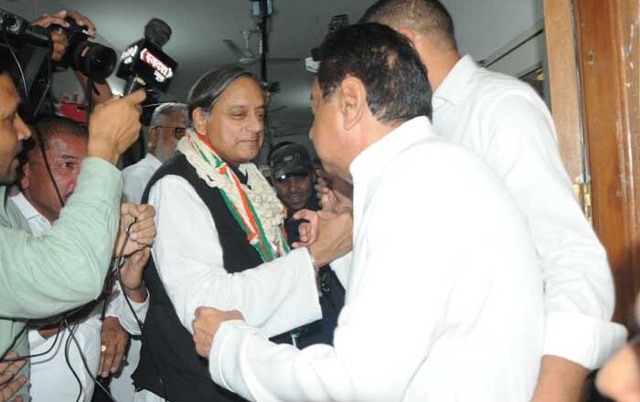 अध्यक्ष पद के उम्मीदवार शशि थरूर आज भोपाल पहुंचे, नहीं मिला खड़गे जैसा रिस्पांस
