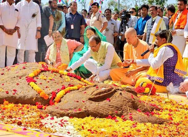 गौमूत्र – गोबर से बनेंगे जिलों में उठॠ प्लांट, पंचायतों में होगा पौधरोपण : CM