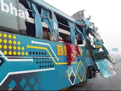 गोरखपुर से अजमेर जा रही स्लीपर बस सैफई में डंपर से टकराई, 4 की मौत, 42 घायल