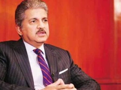 100 साल के सैन्य अधिकारी ने व्हीलचेयर से उठकर किया सैल्यूट, आनंद महिंद्रा बोले- रोंगटे खड़े हो गए