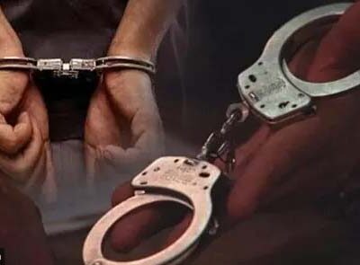 सामूहिक दुष्कर्म के आरोप में एक डॉक्टर और वार्ड बॉय गिरफ्तार