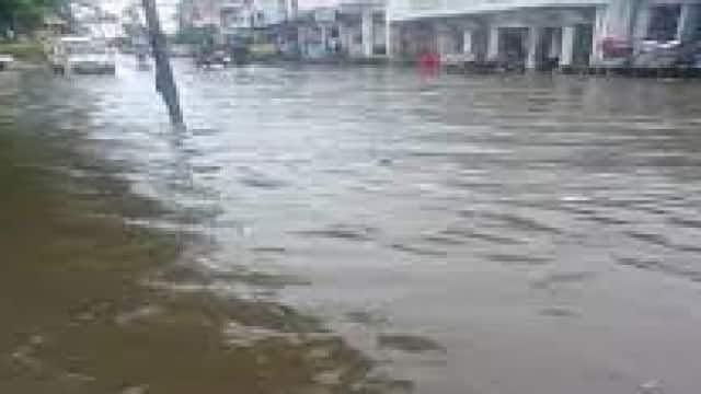 भारी बारिश से बदतर हुए हालत, हाईवे बना तालाब, तैर रही गाड़ियां