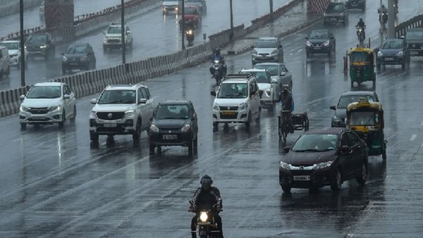 धुंध के साथ हुई दिल्ली की सुबह, कई राज्यों में बरसेंगे बादल, असम में उफान पर ब्रह्मपुत्र