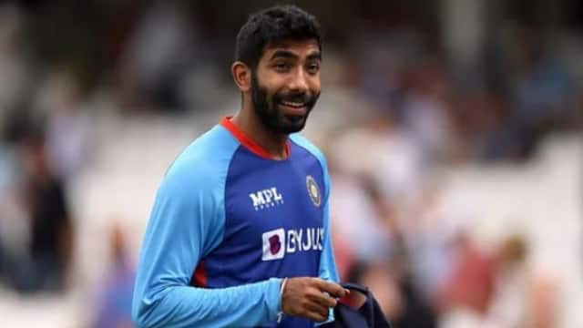 T20 World Cup : जसप्रीत बुमराह के बाहर होने पर फूटा फैंस का गुस्सा, ट्वीट करके लिखा- 2023 में मिलते हैं या संन्यास ले लो