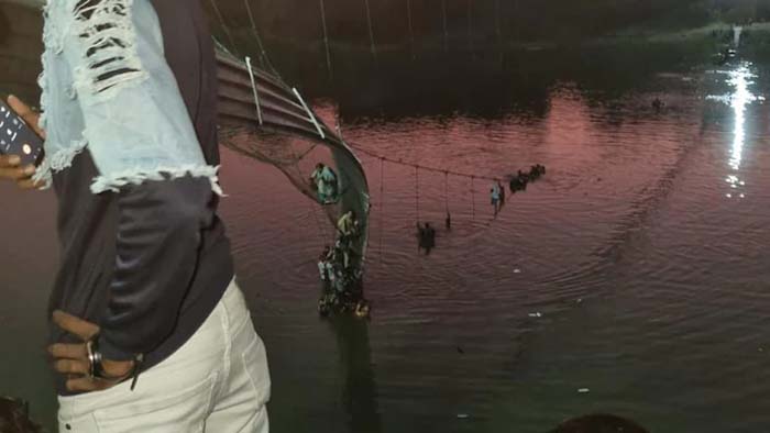 गुजरात: मोरबी में केबल पुल टूटने से कई लोग नदी में गिरे; रेस्क्यू ऑपरेशन जारी