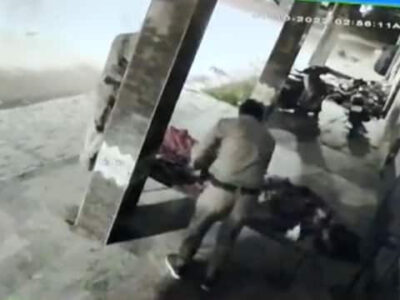 कानपुर में रात्रि गश्त पर निकले सिपाहियों ने सो रहे युवक का मोबाइल चुराया, सीसीटीवी में कैद हुई करतूत, एसपी ने किया निलंबित