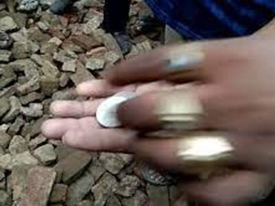 पालिका का बुलडोजर चलते ही मकान से निकलने लगे चांदी के सिक्के