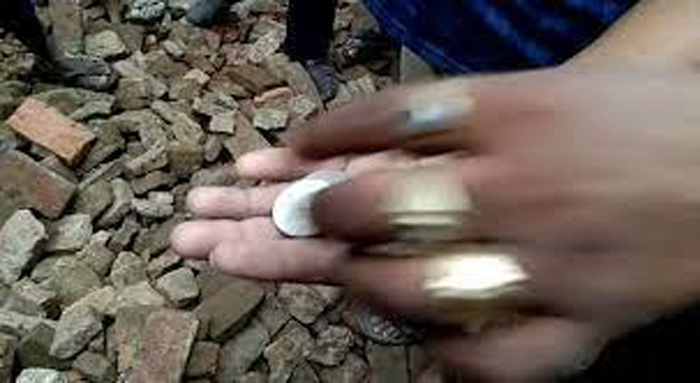 पालिका का बुलडोजर चलते ही मकान से निकलने लगे चांदी के सिक्के