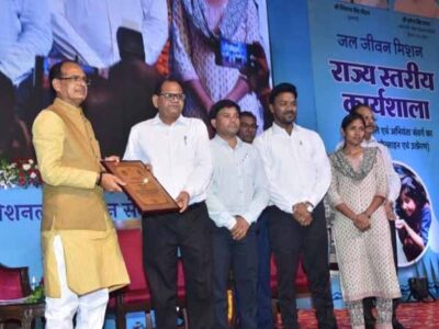 मुख्यमंत्री  चौहान ने जल जीवन मिशन अंतर्गत उत्कृष्ट सेवाओं के लिए कार्यपालन यंत्री एवम् सहायक यंत्री को दिया प्रशस्ति पत्र