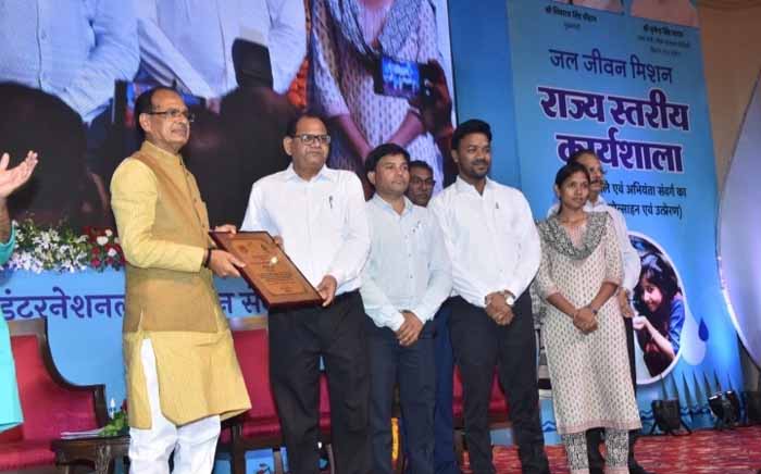 मुख्यमंत्री  चौहान ने जल जीवन मिशन अंतर्गत उत्कृष्ट सेवाओं के लिए कार्यपालन यंत्री एवम् सहायक यंत्री को दिया प्रशस्ति पत्र