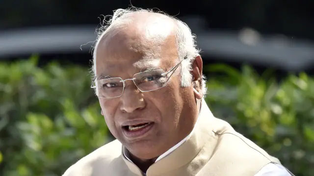 गिनती आज- कौन बनेगा कांग्रेस अध्यक्ष? गांधी परिवार के वफादार मल्लिकार्जुन खड़गे रेस में आगे