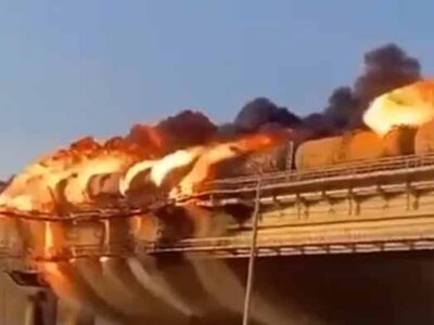 रूस-यूक्रेन जंग के बीच क्रीमिया से जोड़ने वाले पुल पर विस्फोट, लगी भीषण आग