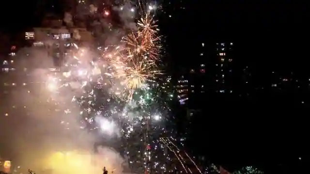 दिवाली पर लोगों ने दिल्ली में जमकर फोड़े पटाखे, जहरीली हो गई हवा