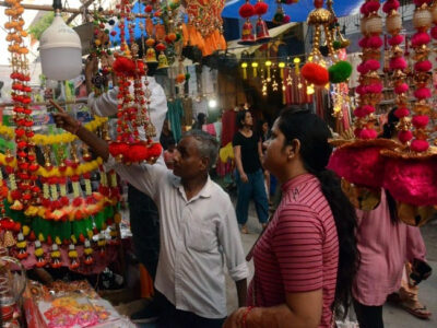 देशभर में धूमधाम और उत्साह से मनाई गई दीपावली, दीपों से रोशन रहे घर, खूब जले पटाखे