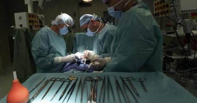 डॉक्टरों ने पार की लापरवाही की हदें, पांच साल पहले मरीज के पेट में छोड़ी थी चिमटी
