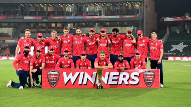 PAK vs ENG: बाबर आजम और मोहम्मद रिजवान के फेल होने पर फिर हारा पाकिस्तान, इंग्लैंड ने जीती 7 मैच की टी20 सीरीज