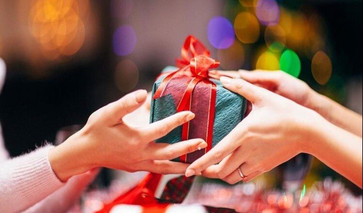 वास्तु के अनुसार उपहार में भूलकर भी ना दें किसी को ऐसे गिफ्ट