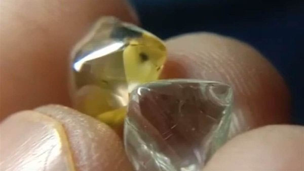 खदान घूमने आए मजदूर को मिला हीरा, चमकी किस्मत तो रातों -रात बना लखपति