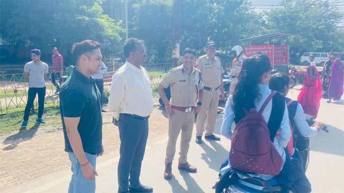 कलेक्टर तथा एसपी ने सड़क में उतरकर दिया हेलमेट लगाने का संदेश