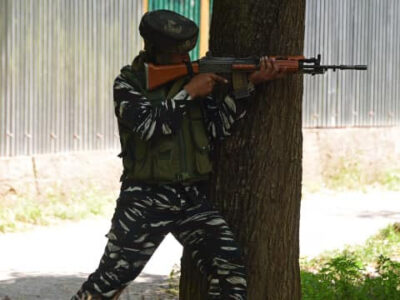 जम्मू कश्मीर के पुलवामा में आतंकी हमला, पुलिस जवान शहीद, सीआरपीएफ जवान घायल