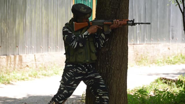 जम्मू कश्मीर के पुलवामा में आतंकी हमला, पुलिस जवान शहीद, सीआरपीएफ जवान घायल