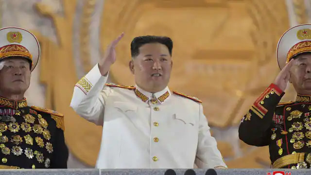 मिसाइल लॉन्च के बाद किम जोंग ने भेजे युद्धक विमान, दक्षिण कोरिया की रक्षा के लिए अमेरिका ने उतारा युद्धपोत