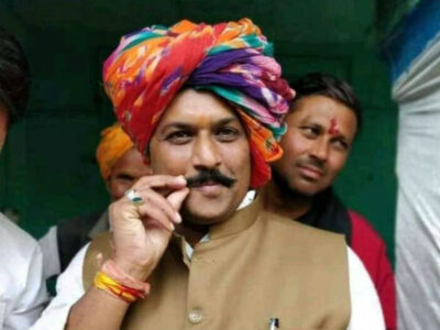 सांसद केपी यादव बोले- मंत्री प्रद्युम्न जनता के लिए चप्पलें उतारीं