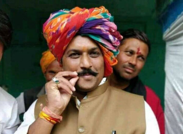 सांसद केपी यादव बोले- मंत्री प्रद्युम्न जनता के लिए चप्पलें उतारीं