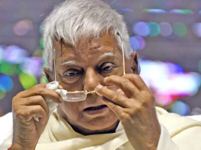 किडनी का इलाज कराने सिंगापुर पहुंचे लालू यादव, बेटी रोहिणी ने एयरपोर्ट पर किया रिसीव