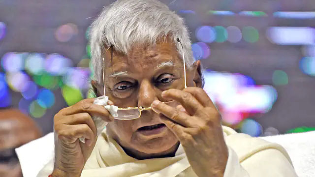 किडनी का इलाज कराने सिंगापुर पहुंचे लालू यादव, बेटी रोहिणी ने एयरपोर्ट पर किया रिसीव