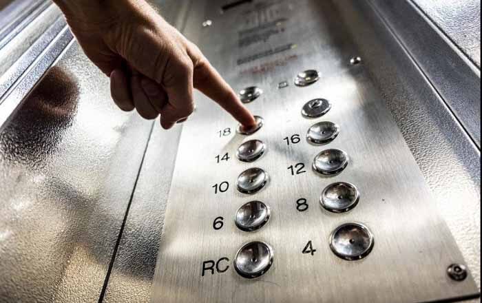 सोसायटी की लिफ्ट में 45 मिनट तक फंसा रहा बच्चा, चीखने- चिल्लाने के बाद हुआ बेहोश