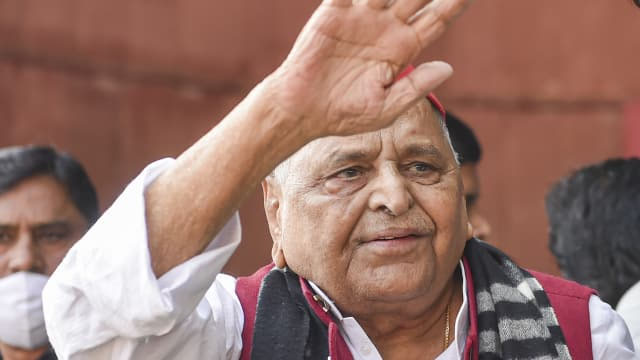 मुलायम सिंह यादव ने खड़ी की सपा, दो दर्जन परिवार वालों ने दिया साथ