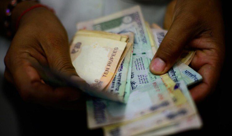 दिवाली पर इन उपायों को करते ही बढ़ने लगती है आमदनी, इस बार जरूर अपनाएं