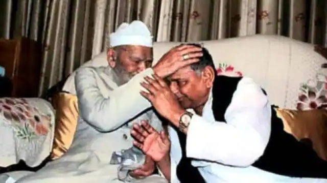 इंदिरा गांधी के बाद यहां पहुंचने वाले दूसरे नेता थे मुलायम सिंह यादव, लिया था आशीर्वाद
