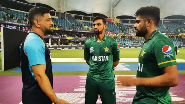 IND vs PAK T20 WC: बाबर आजम ने अब वही किया जो एमएस धोनी ने किया था