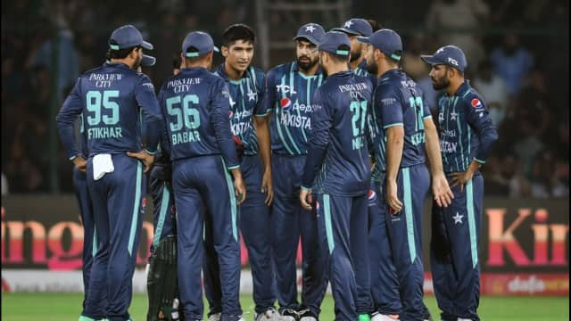 टी20 वर्ल्ड कप से पहले नहीं खत्म हो रही बाबर आजम की मुश्किलें